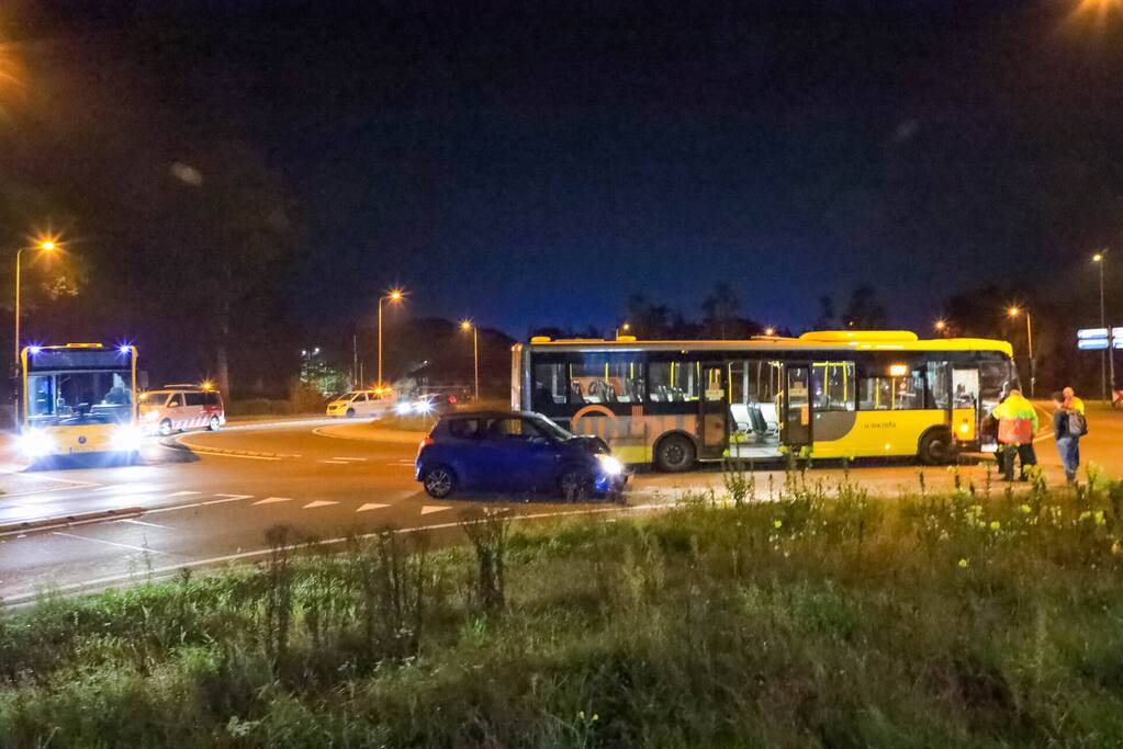 Veel schade bij ongeval tussen auto en lijnbus