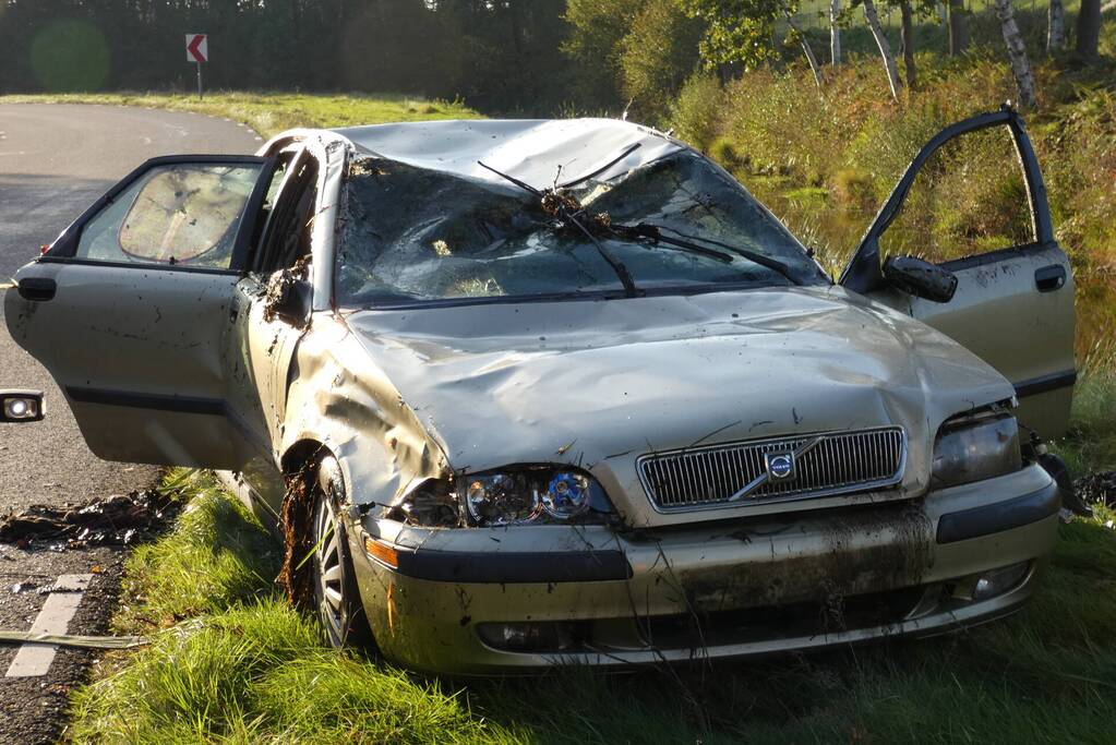 Auto belandt op kop in sloot