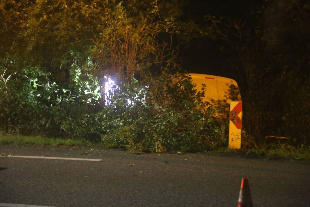 Beschonken bestuurder rijdt tegen lantaarnpaal aan