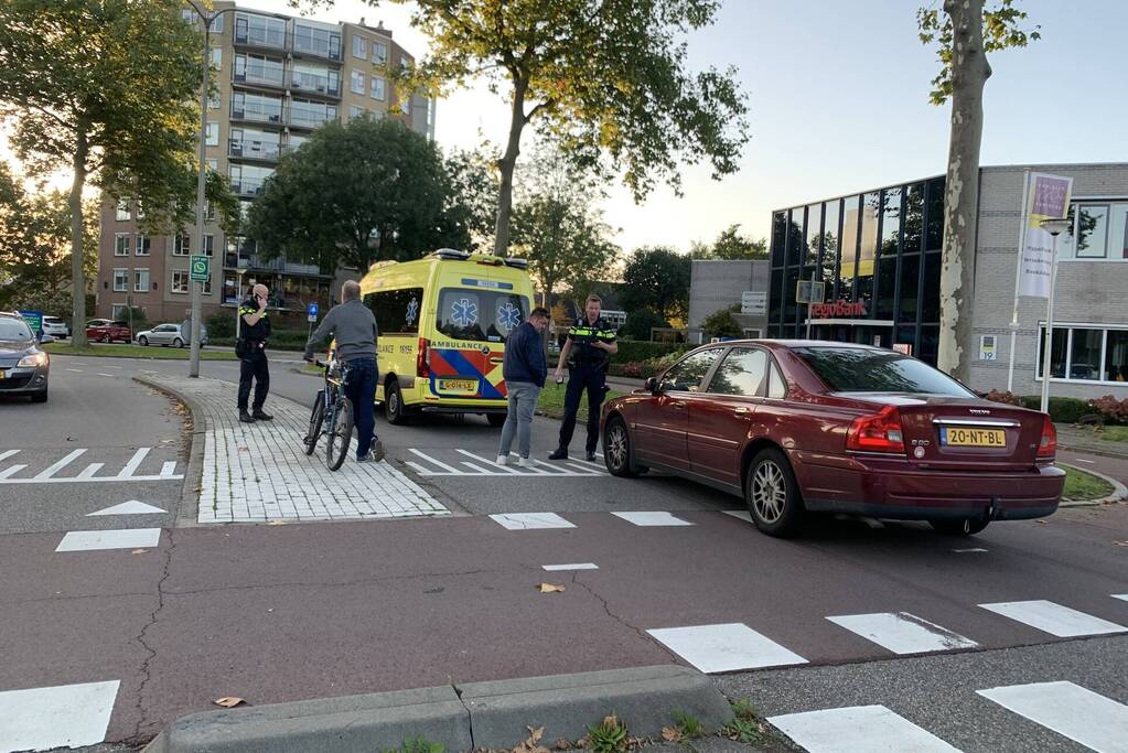 Overstekende mountainbiker botst met auto