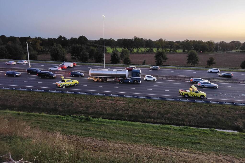 Auto van Rijkswaterstaat aangereden door vrachtwagen