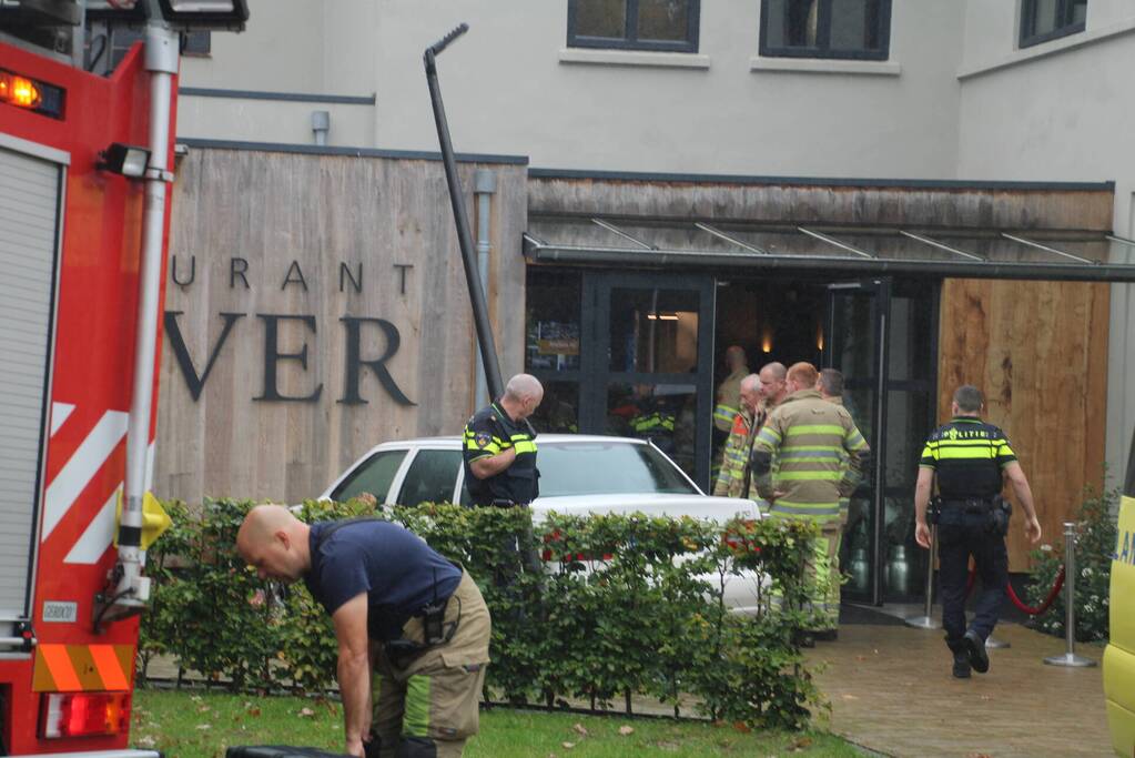 Automobilist rijdt tegen gevel van Restaurant Zuiver