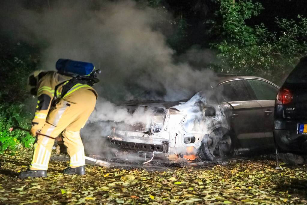 Personenauto total-loss door felle brand