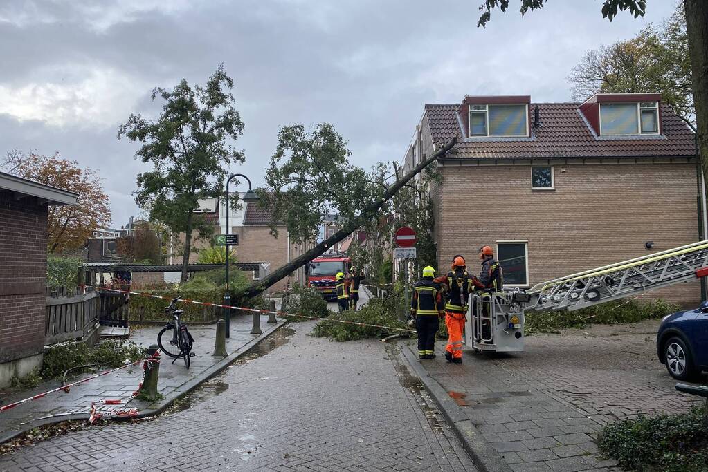 Boom waait om tegen woning aan