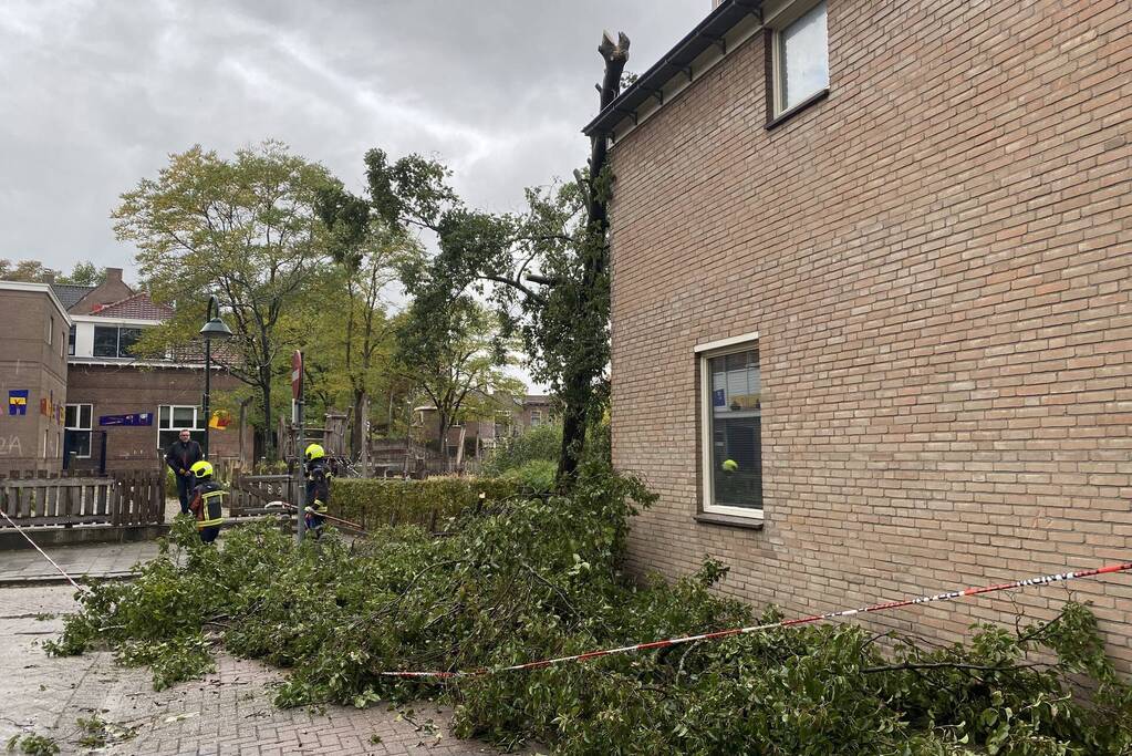 Boom waait om tegen woning aan