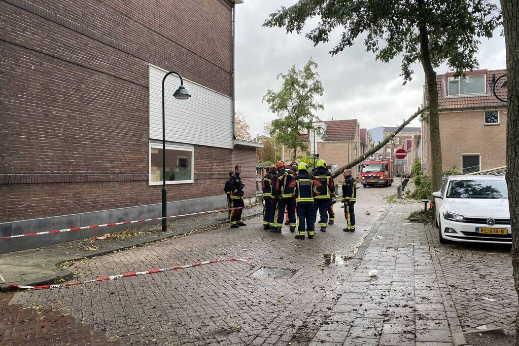 Boom waait om tegen woning aan