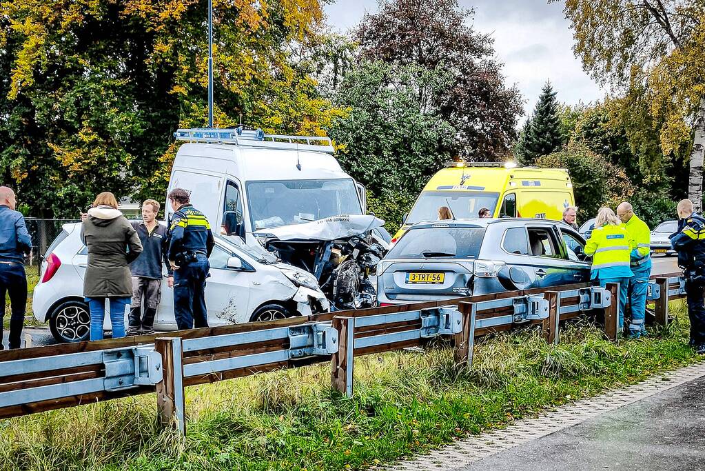 Ravage na ongeval met vier voertuigen