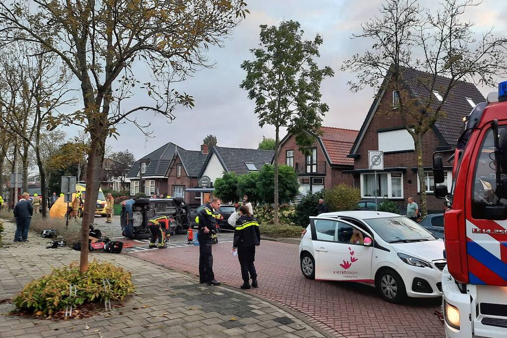 Auto belandt op zijn kant na botsing