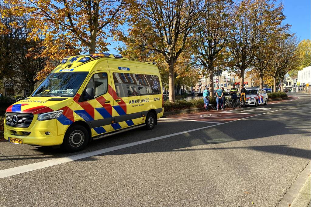 Jongeman gaat onderuit met fiets