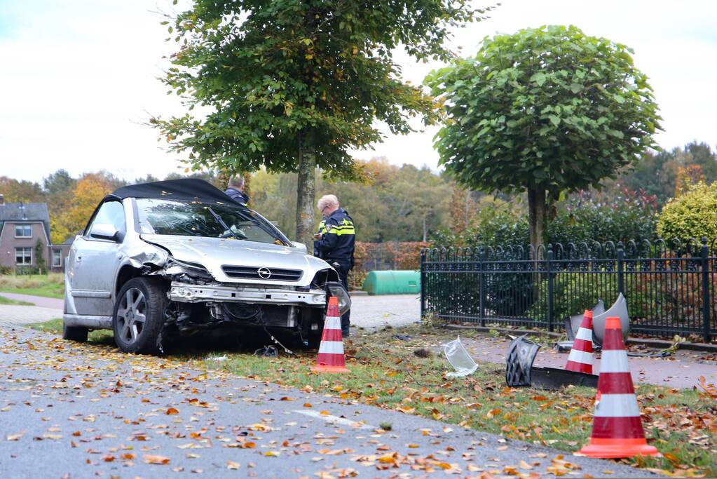 Twee gewonden nadat auto tegen boom belandt