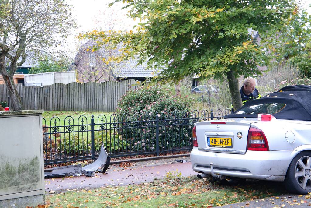 Twee gewonden nadat auto tegen boom belandt