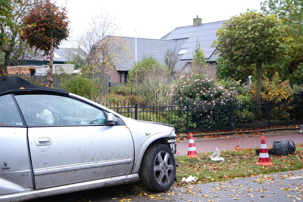 Twee gewonden nadat auto tegen boom belandt