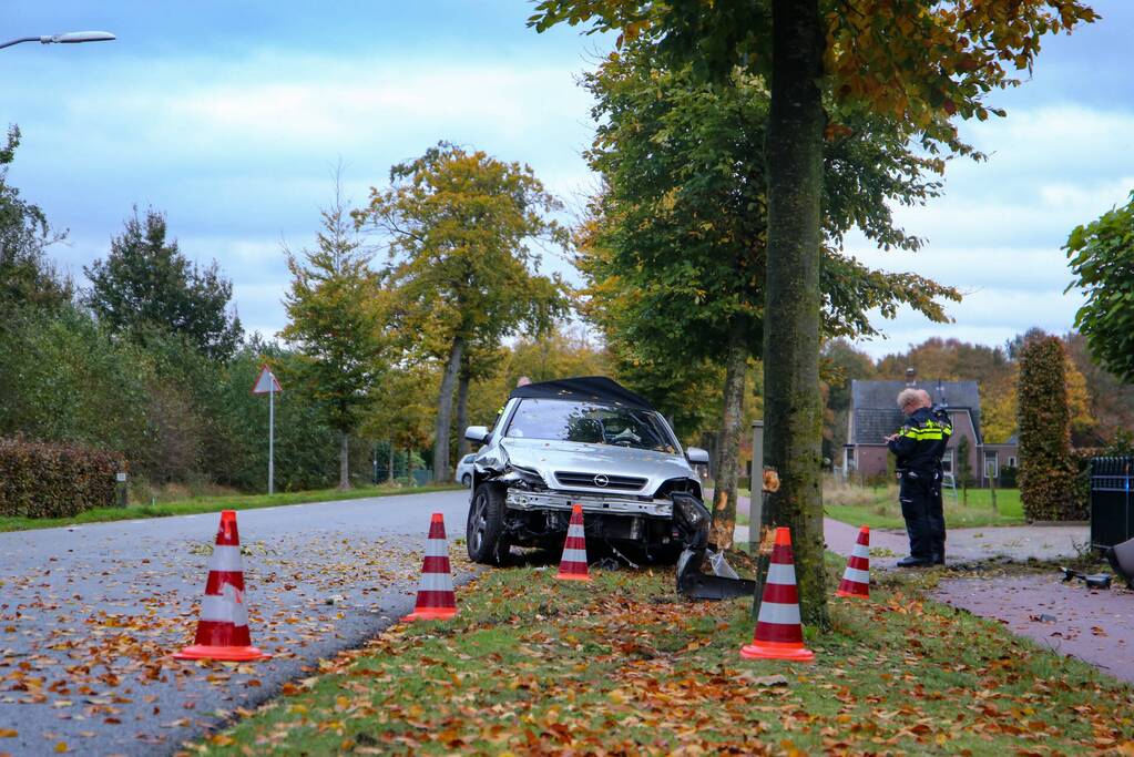 Twee gewonden nadat auto tegen boom belandt