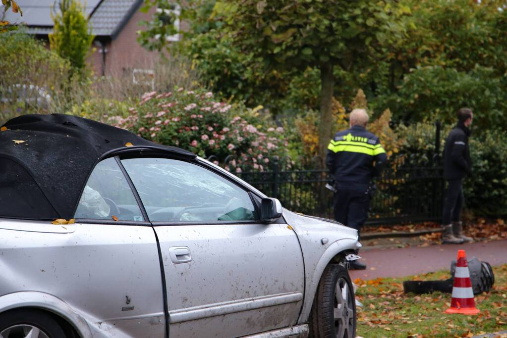 Twee gewonden nadat auto tegen boom belandt