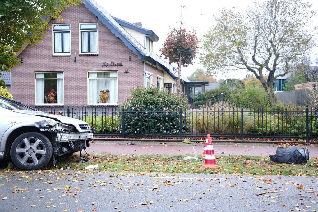 Twee gewonden nadat auto tegen boom belandt