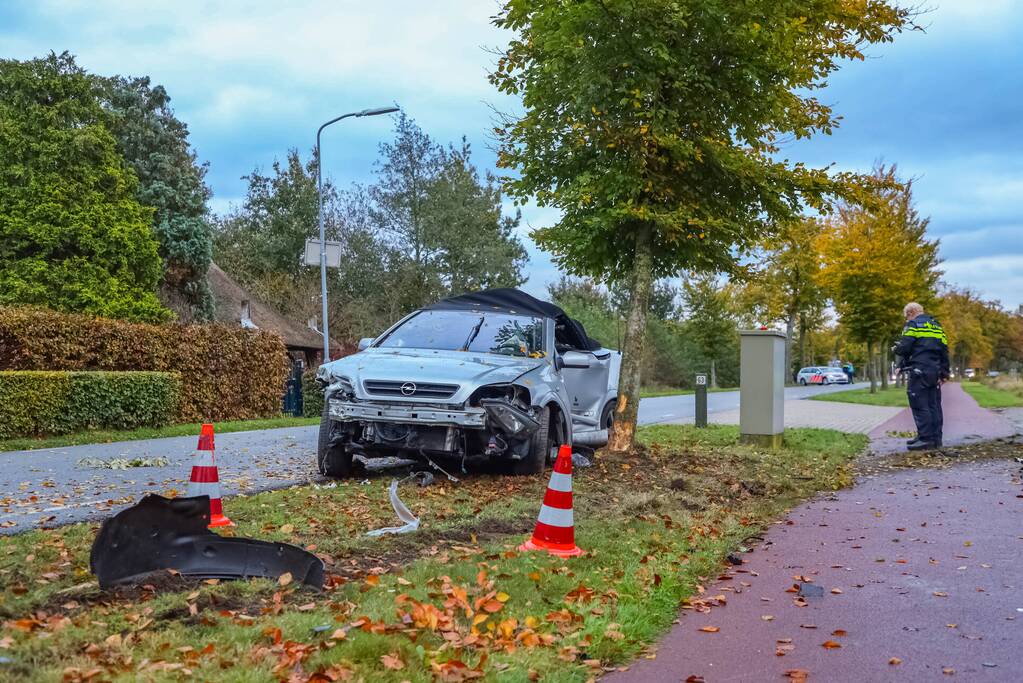 Twee gewonden nadat auto tegen boom belandt