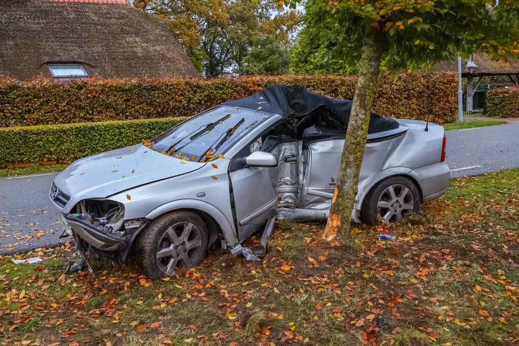 Twee gewonden nadat auto tegen boom belandt