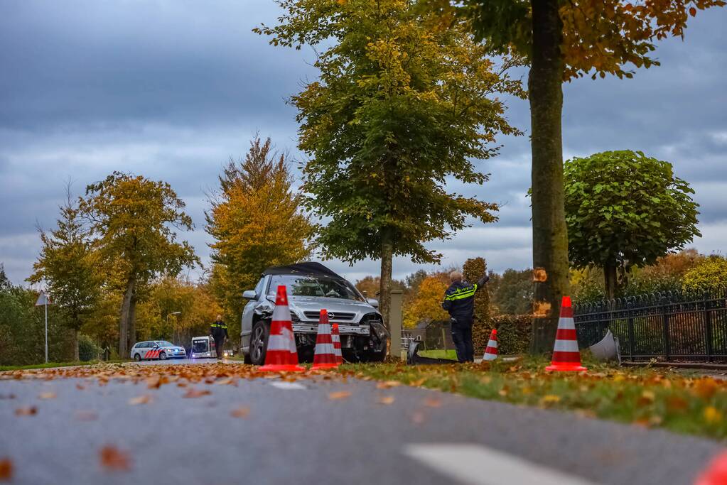 Twee gewonden nadat auto tegen boom belandt