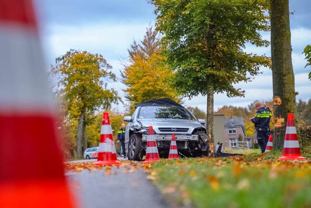 Twee gewonden nadat auto tegen boom belandt