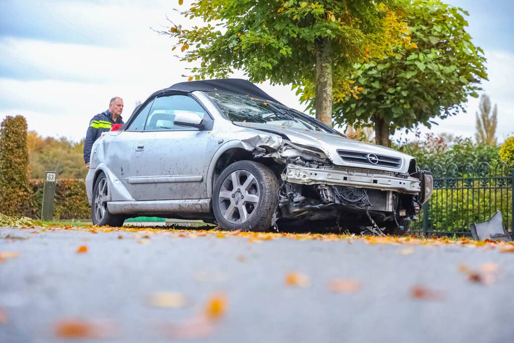 Twee gewonden nadat auto tegen boom belandt