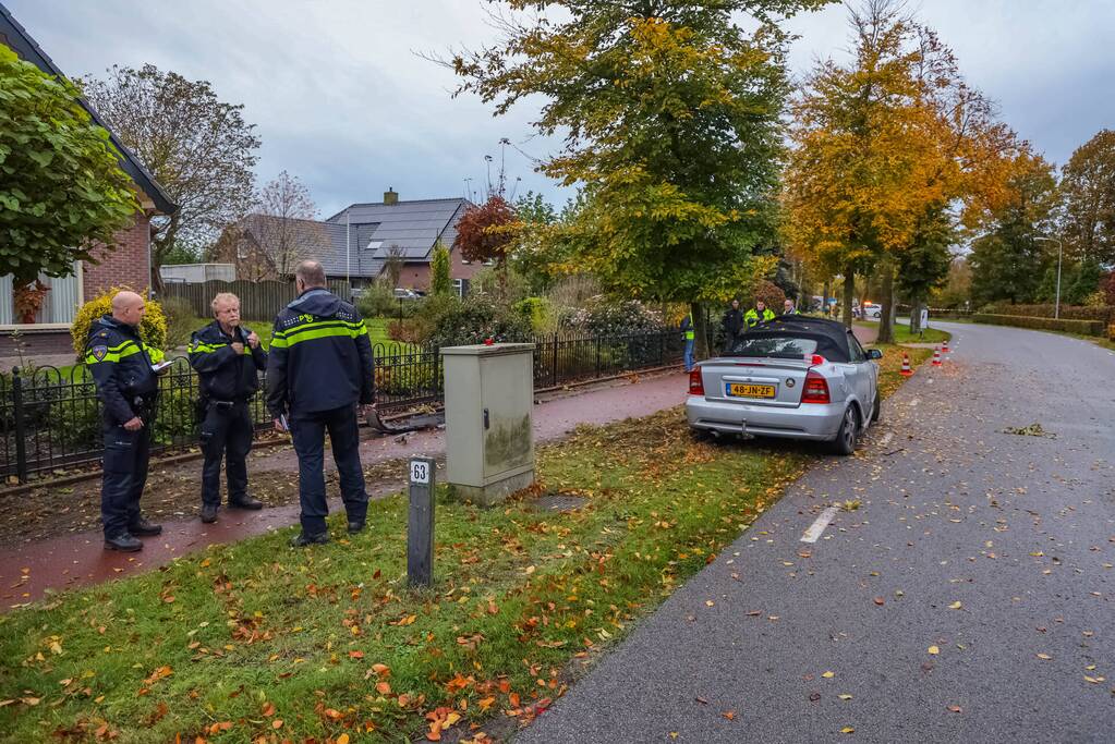 Twee gewonden nadat auto tegen boom belandt