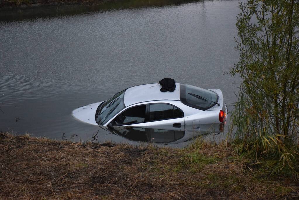 Auto raakt te water, twee inzittenden gered