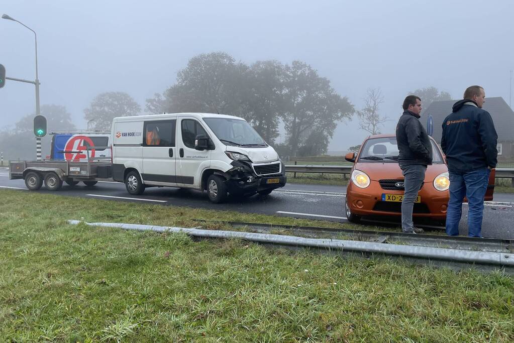 Bestelbus en twee auto's betrokken bij botsing