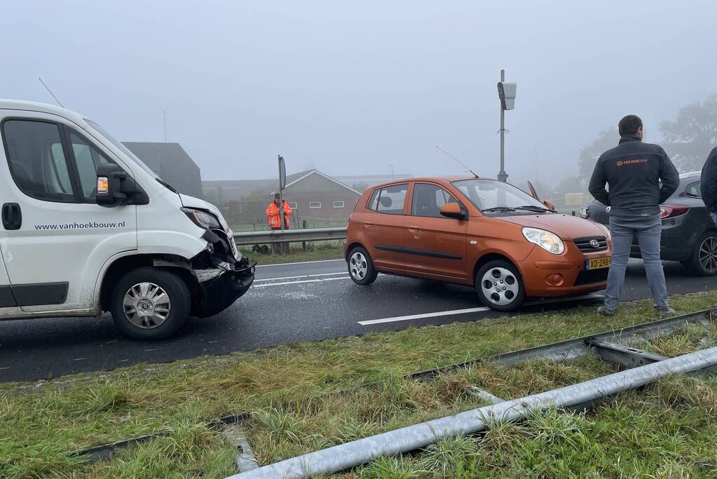 Bestelbus en twee auto's betrokken bij botsing