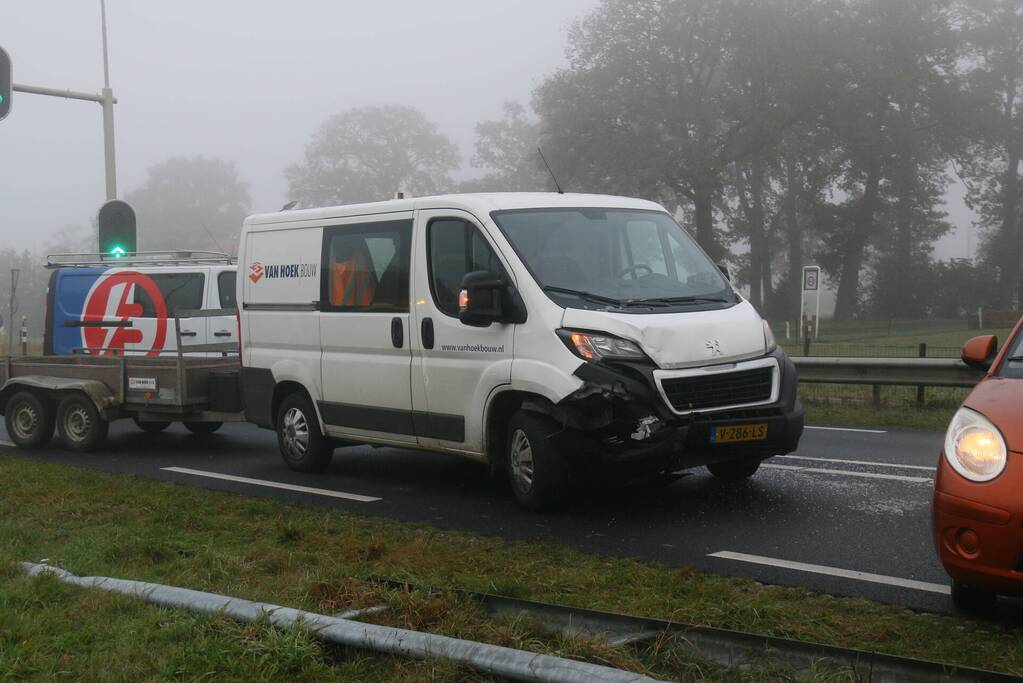 Bestelbus en twee auto's betrokken bij botsing