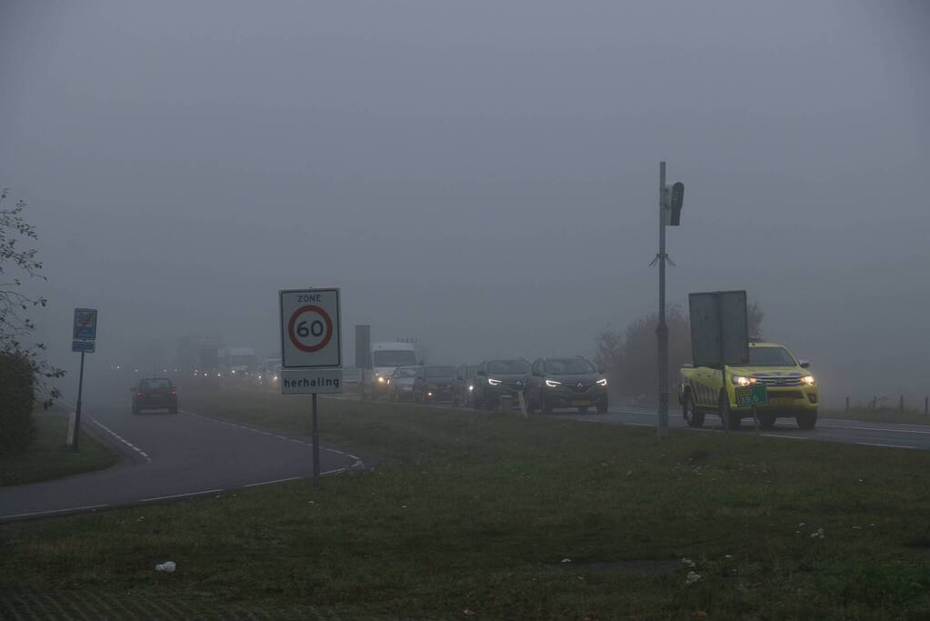 Bestelbus en twee auto's betrokken bij botsing