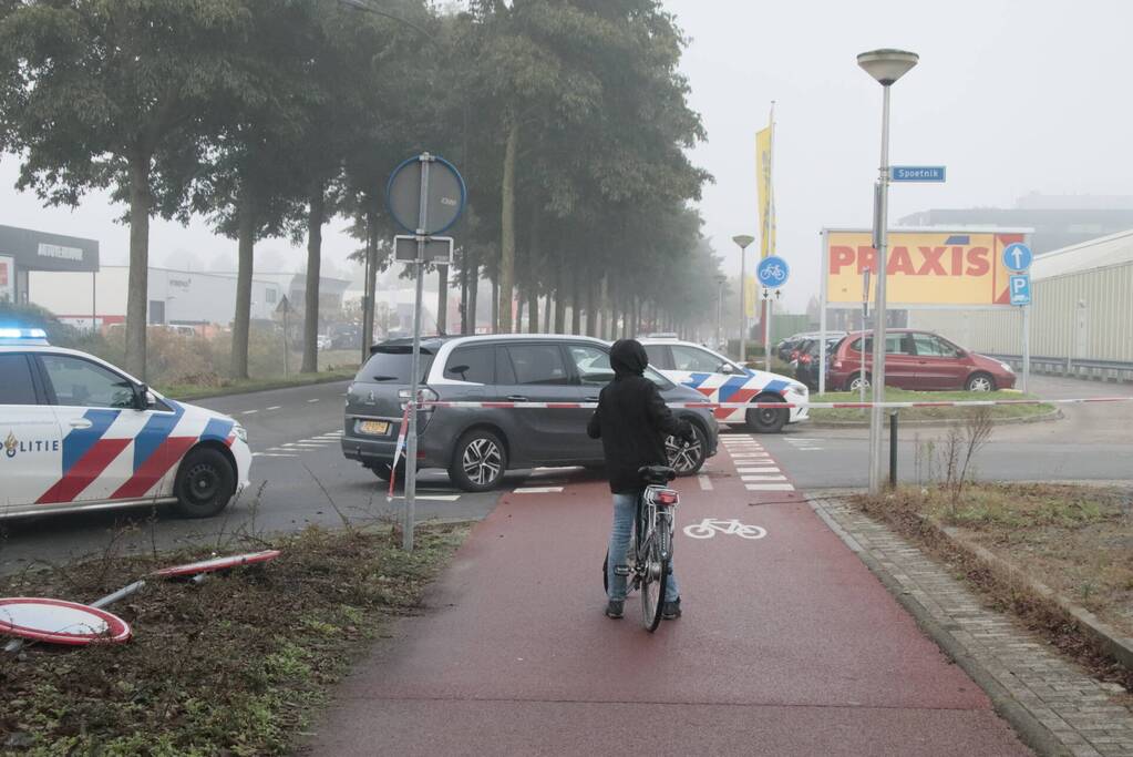 Brommerrijdster gewond bij aanrijding met auto op Calveen