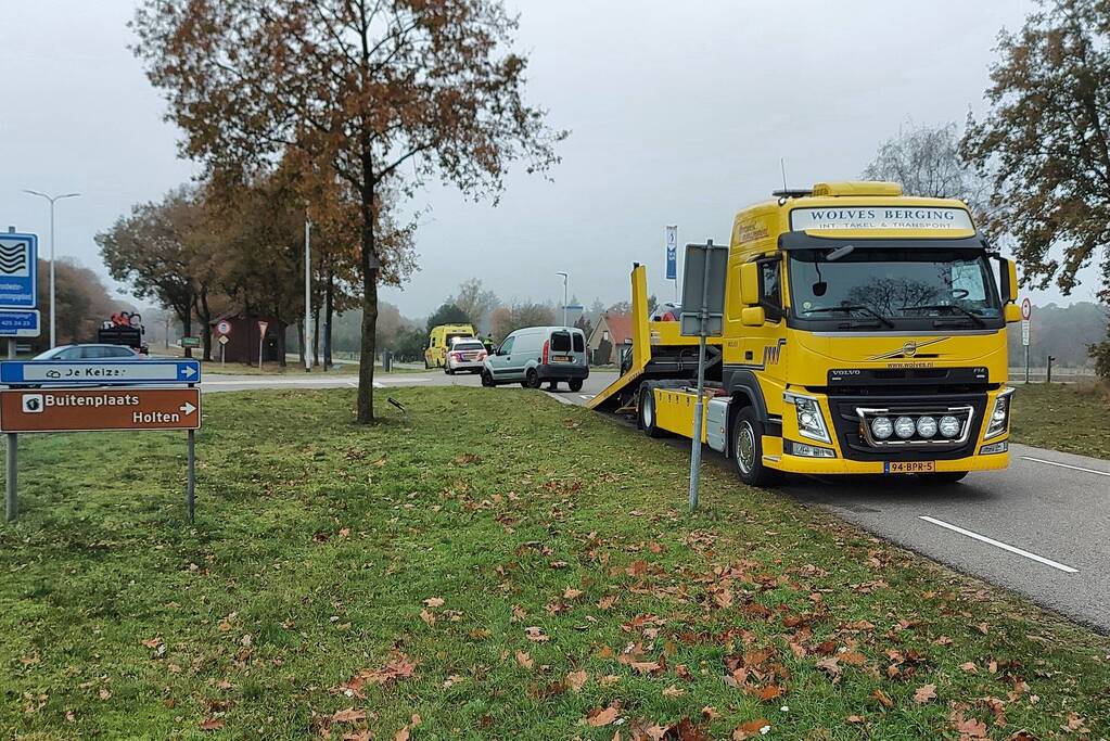 Bestelbus en personenwagen botsen op provinciale weg