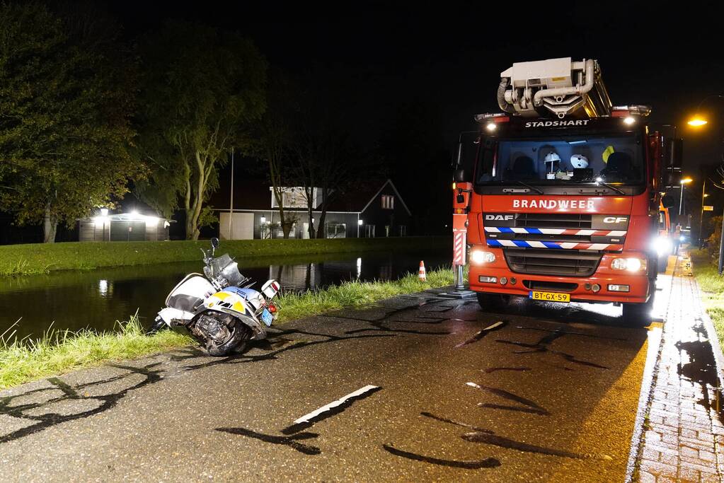 Zoekactie na aangetroffen scooter in het water