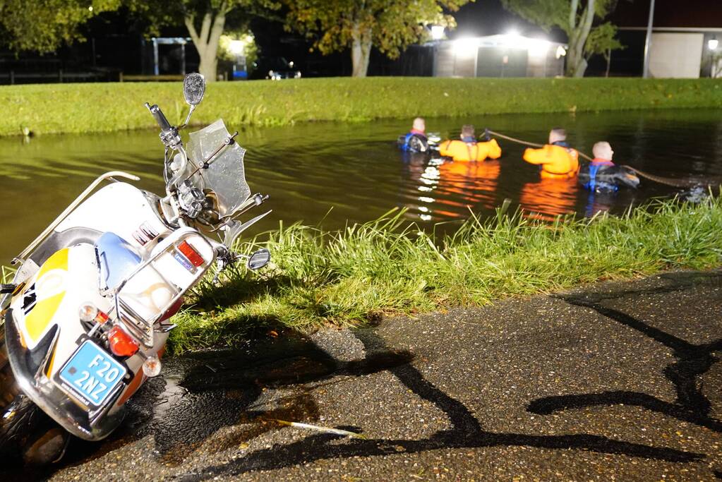 Zoekactie na aangetroffen scooter in het water