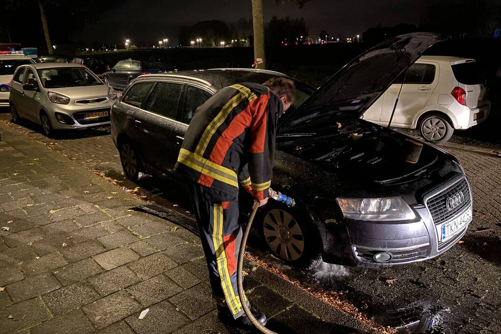 Brandende auto geblust door buurtbewoners