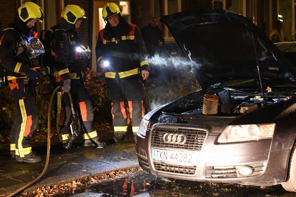 Brandende auto geblust door buurtbewoners