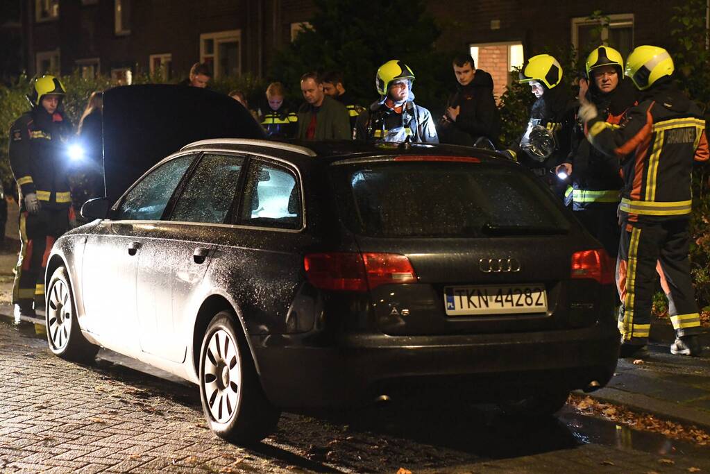 Brandende auto geblust door buurtbewoners