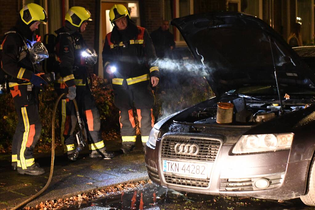 Brandende auto geblust door buurtbewoners