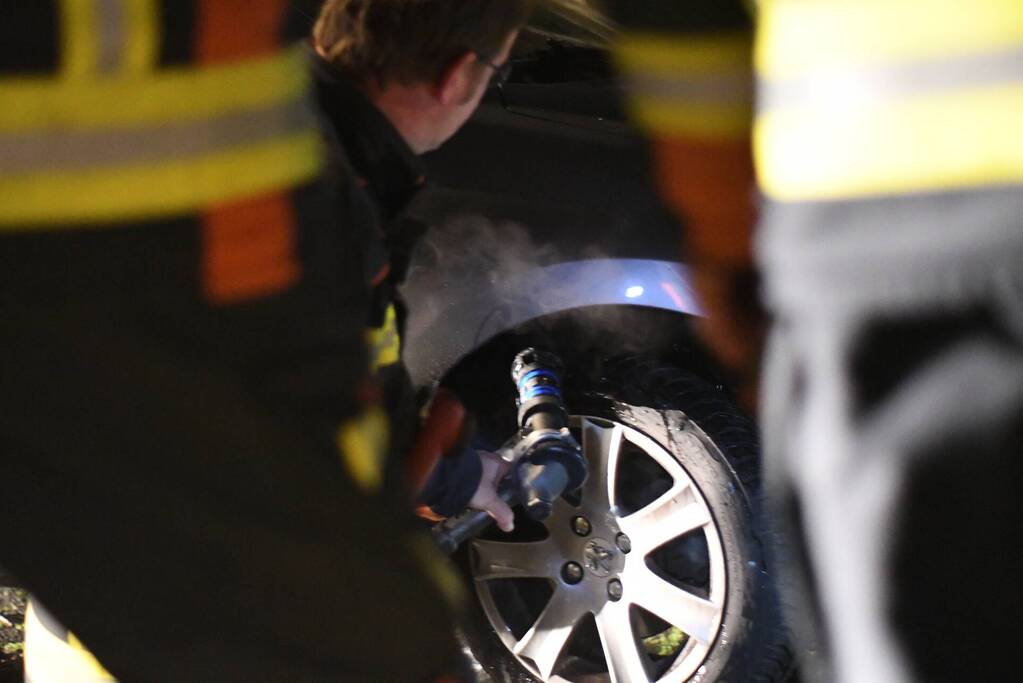 Brandende auto geblust door buurtbewoners