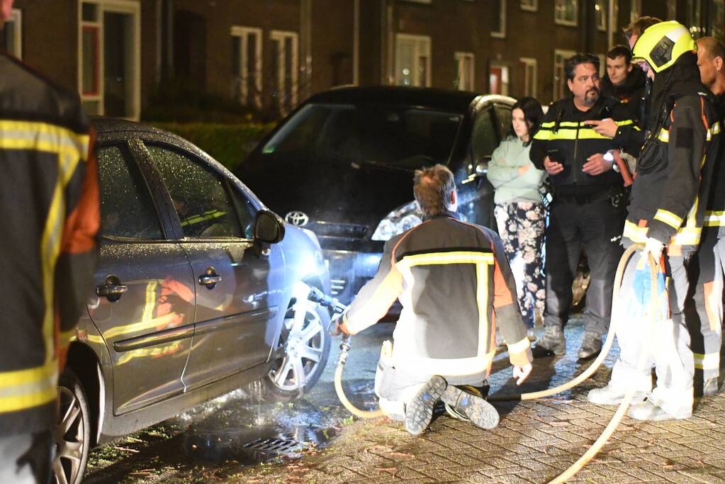 Brandende auto geblust door buurtbewoners