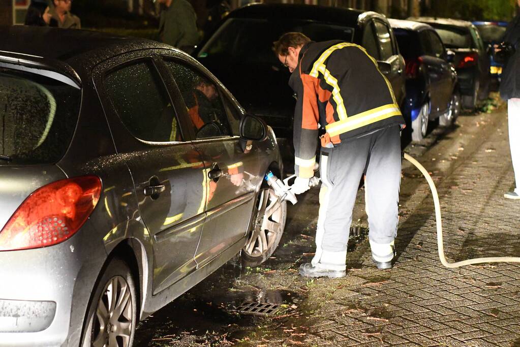 Brandende auto geblust door buurtbewoners