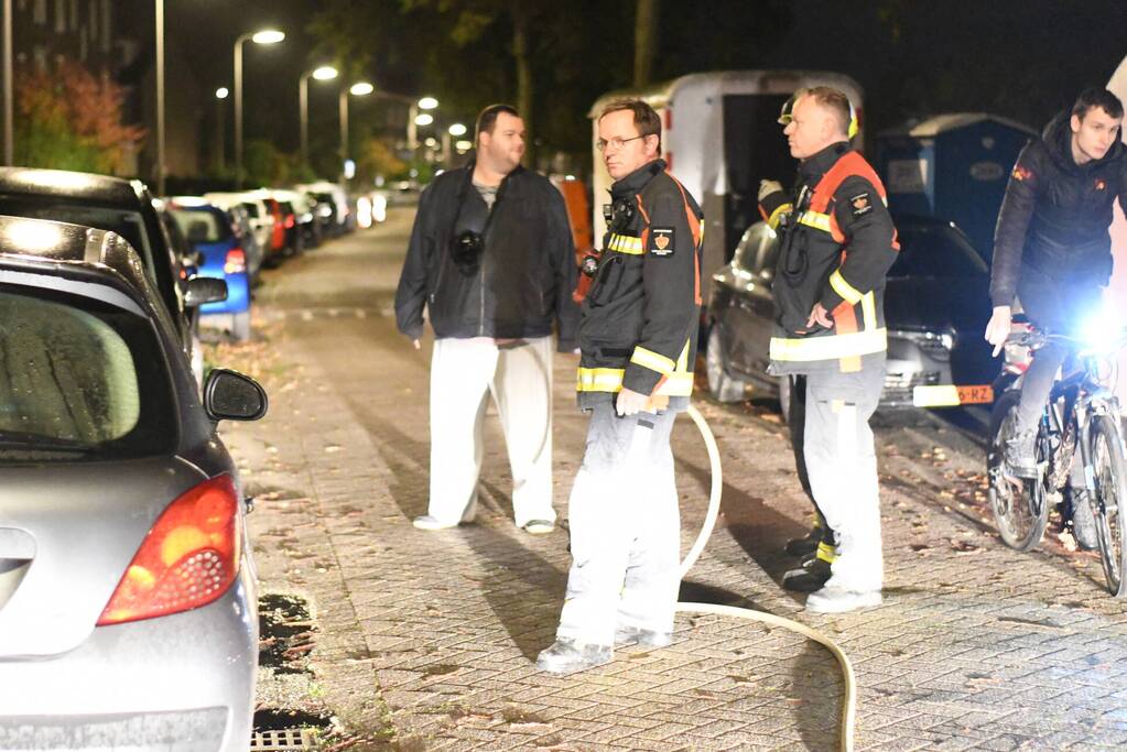 Brandende auto geblust door buurtbewoners