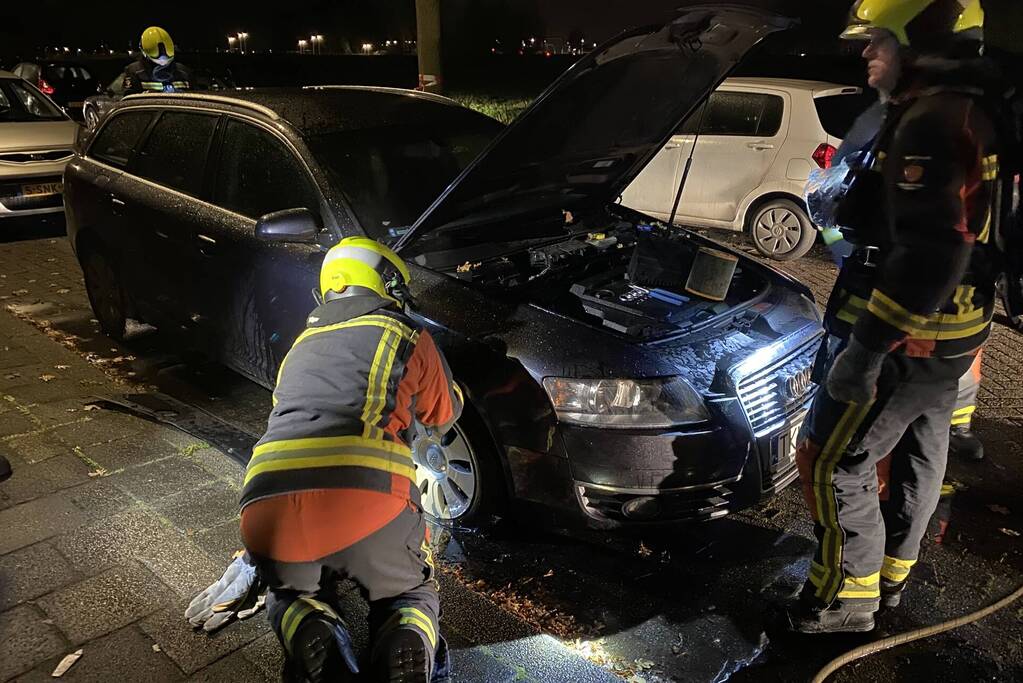 Brandende auto geblust door buurtbewoners