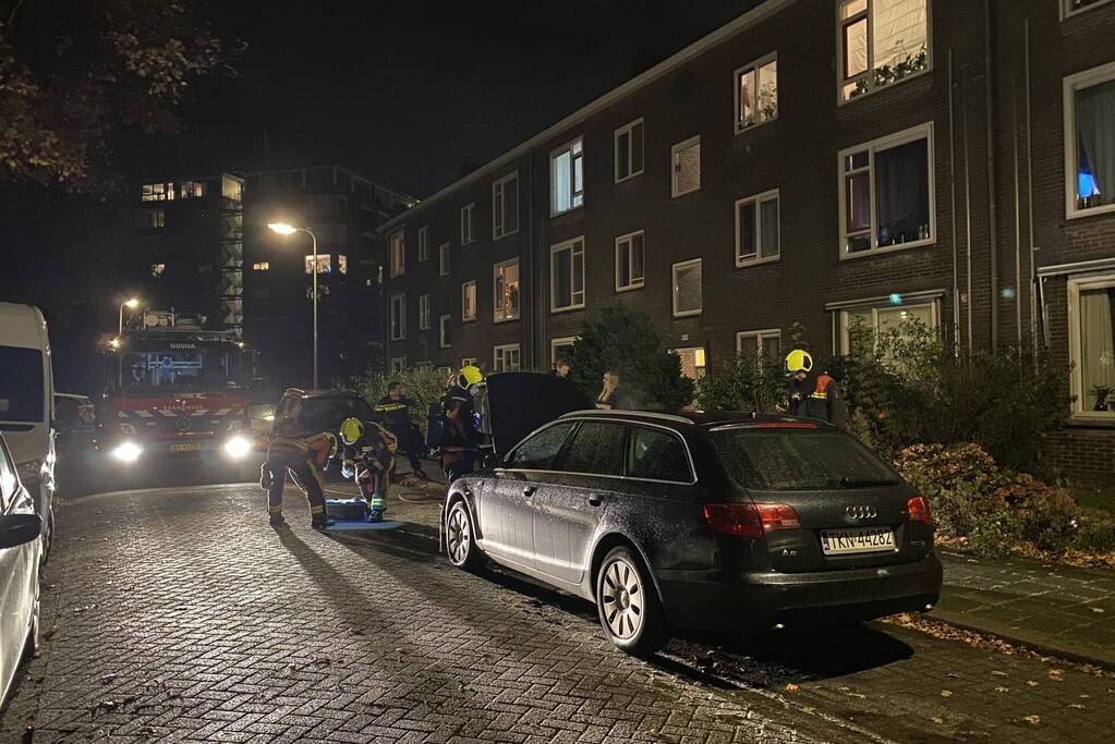 Brandende auto geblust door buurtbewoners