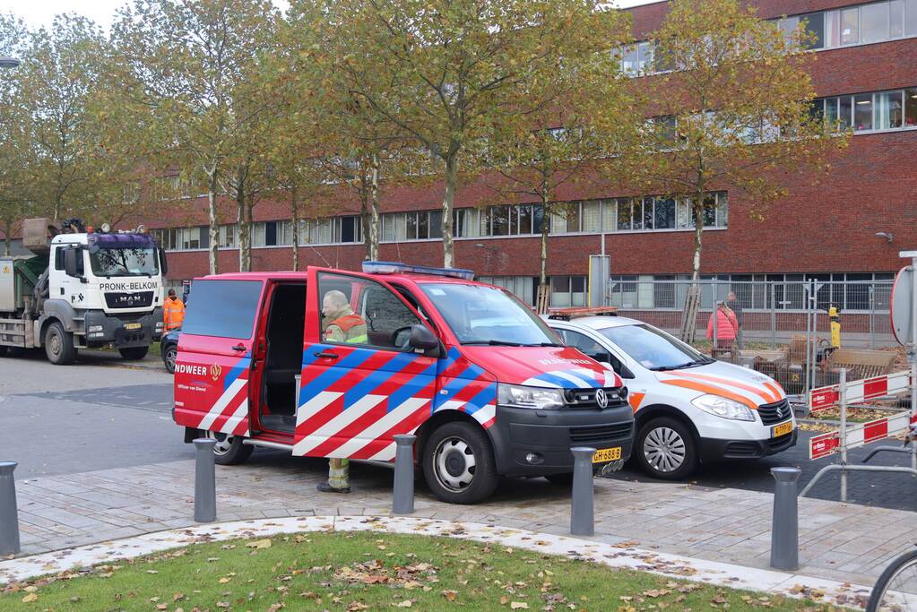 Hijskraan op ponton valt in water