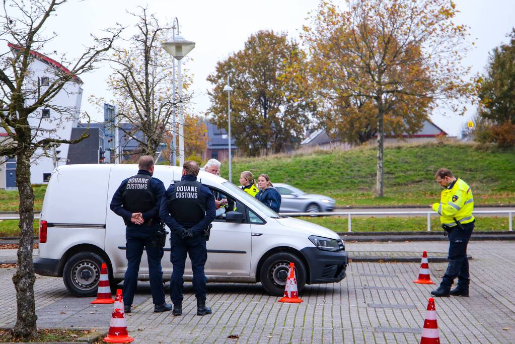 Politie houdt voertuigcontrole op parkeerplaats