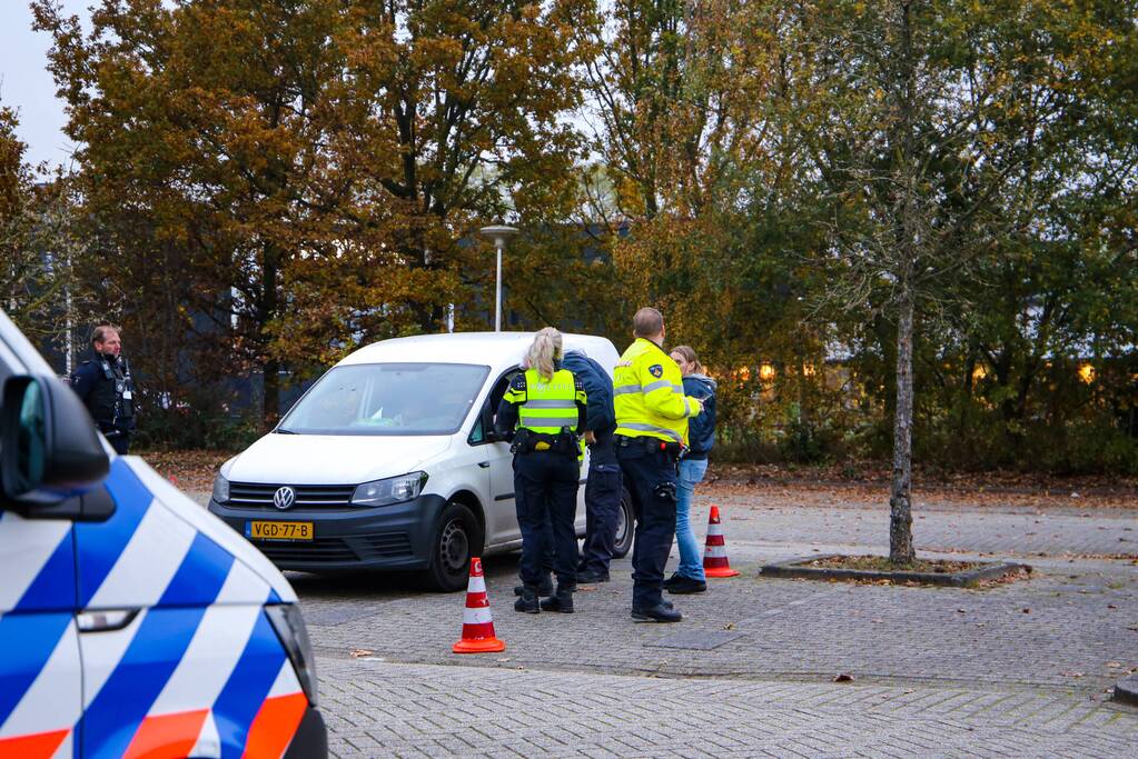 Politie houdt voertuigcontrole op parkeerplaats