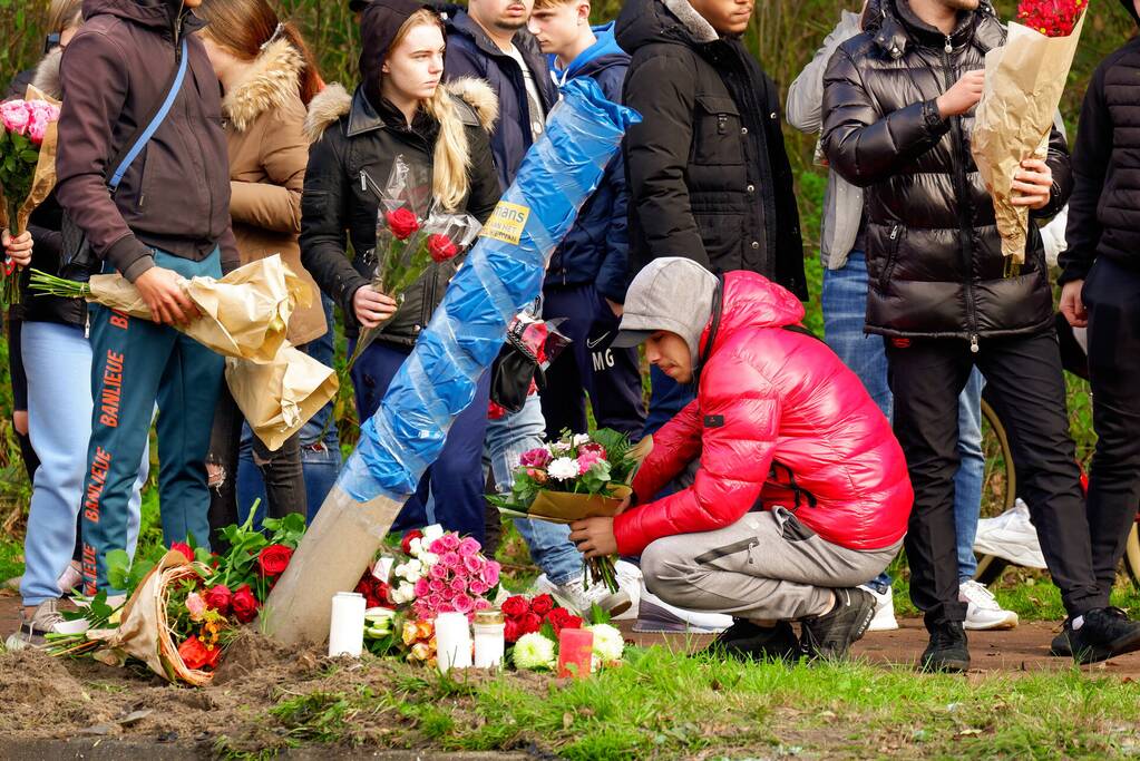 Bloemen gelegd op plek van ernstig ongeval