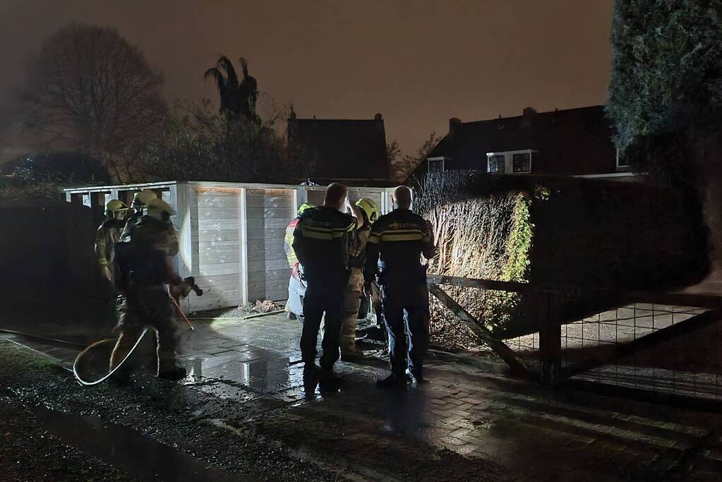 Veel schade aan auto en coniferenhaag na brand