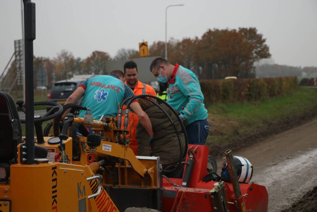 Brommerrijdster gaat onderuit op weg met modder bedekt